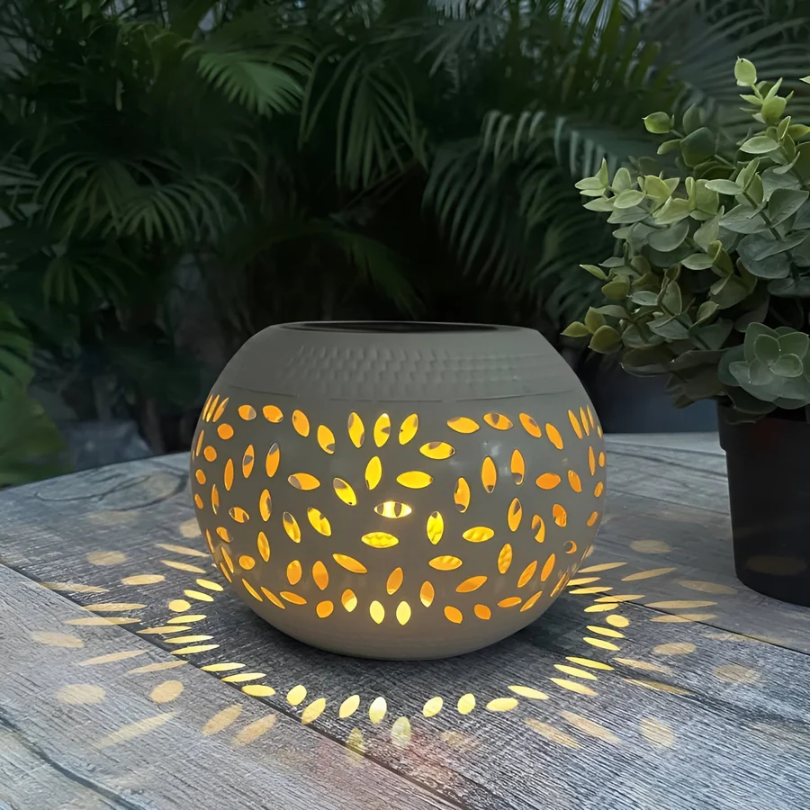 Elegante Zonne-lamp met Gestippeld Ontwerp voor Buiten