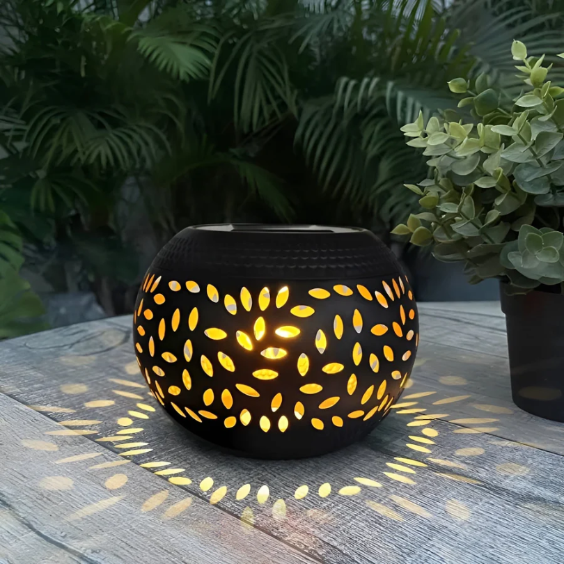Elegante Zonne-lamp met Gestippeld Ontwerp voor Buiten